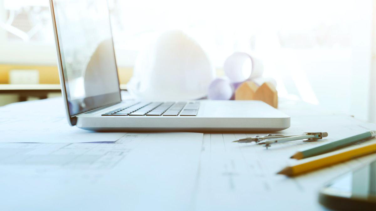 gros plan sur un ordinateur portable dans un bureau d'étude structure