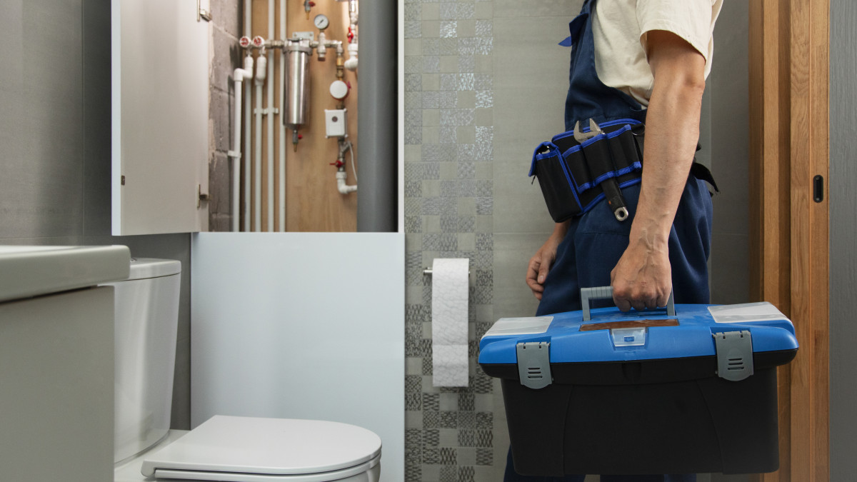 plombier en intervention d'urgence dans un domicile